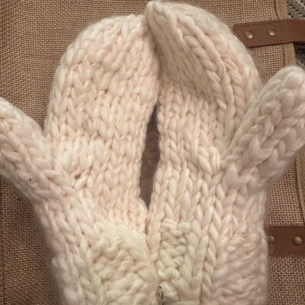 NWT Chunky Knit Fleece Lined Cream Mittens - Picture 2 of 5
